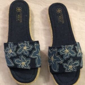Avon Cushion Walk Sandals size 7 (AG)